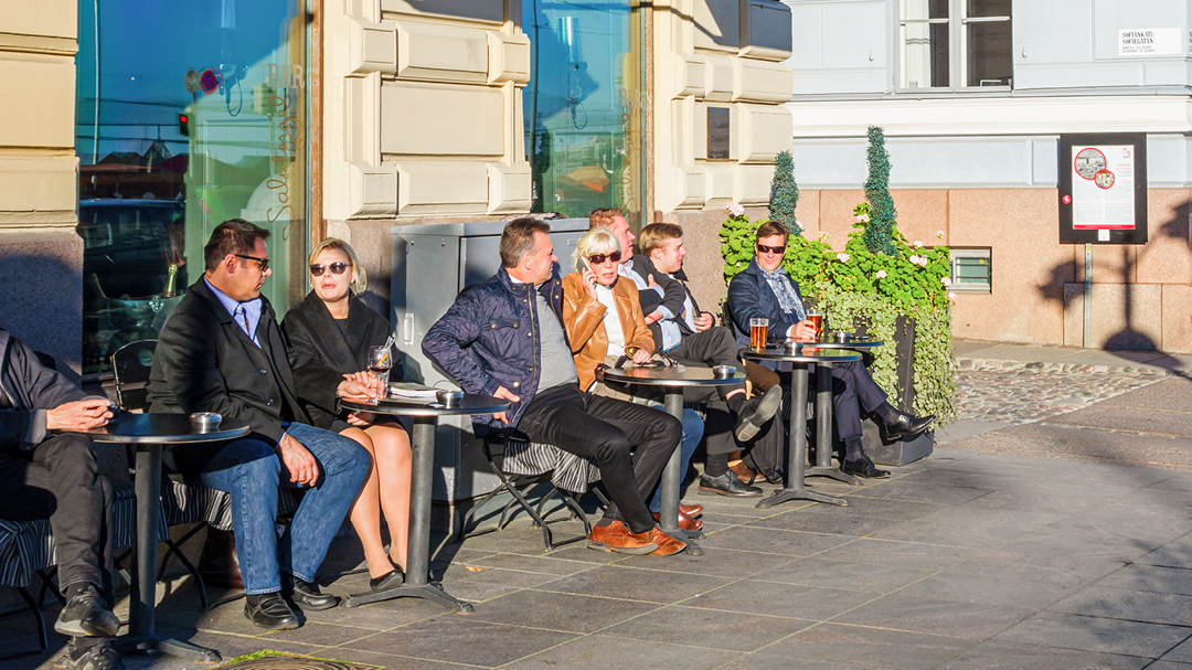 Ihmisiä terassilla