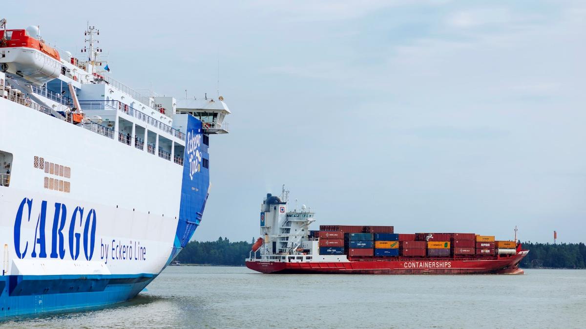 Kaksi rahtialusta Vuosaaren satamassa