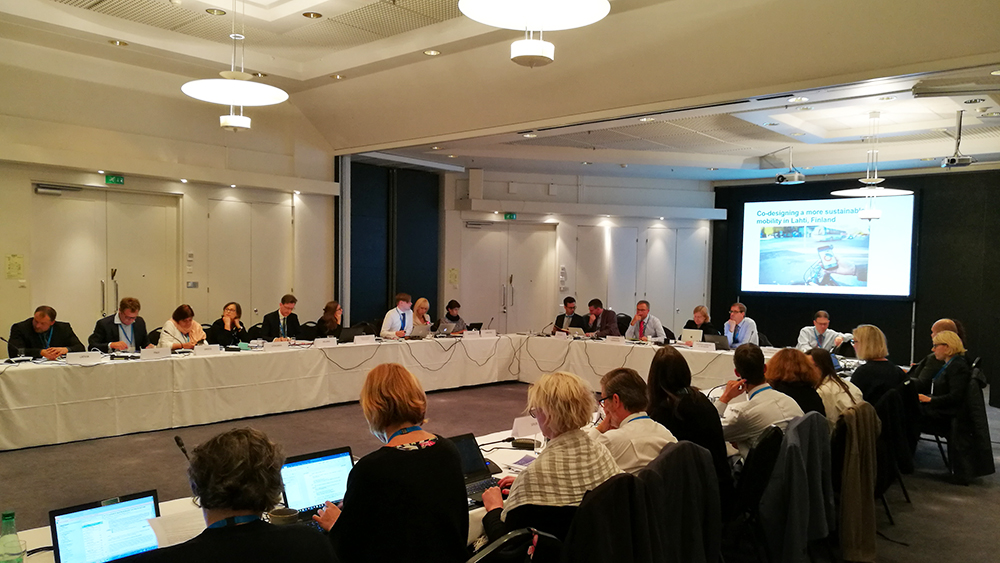 Alueellisen koheesion ja kaupunkipolitiikan virkamieskokouksen osallistujia