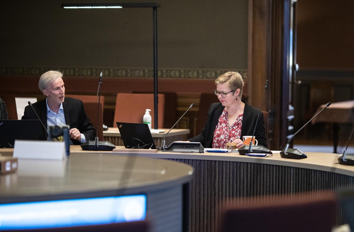 Ilmastopolitiikan pyöreän pöydän pääsihteeri Jarmo Muurman ja ympäristö- ja ilmastoministeri Krista Mikkonen istuvat pyöreän pöydän ympärillä ilmastopolitiikan pyöreän pöydän kokouksessa Säätytalolla