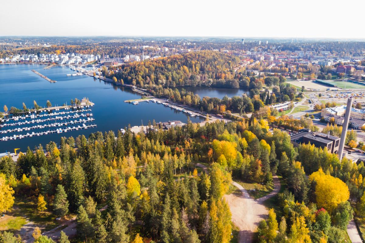 Ilmakuva kaupungista ja rannasta.