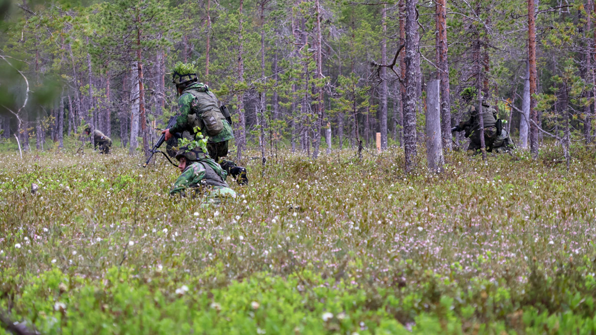 På bilden övar soldaterna i svårframkomlig myrterräng.