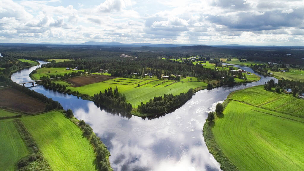 Ilmakuva Sallan maisemanhoitoalueesta. Kylän läpi mutkitteleva Kuolajoki yhdistyy Tenniöjokeen maisemanhoitoalueella. Puustoinen selänne on osa pitkää harjujaksoa.