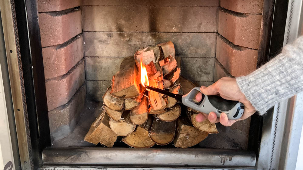 Takassa oleva puupino, jota sytytetään.