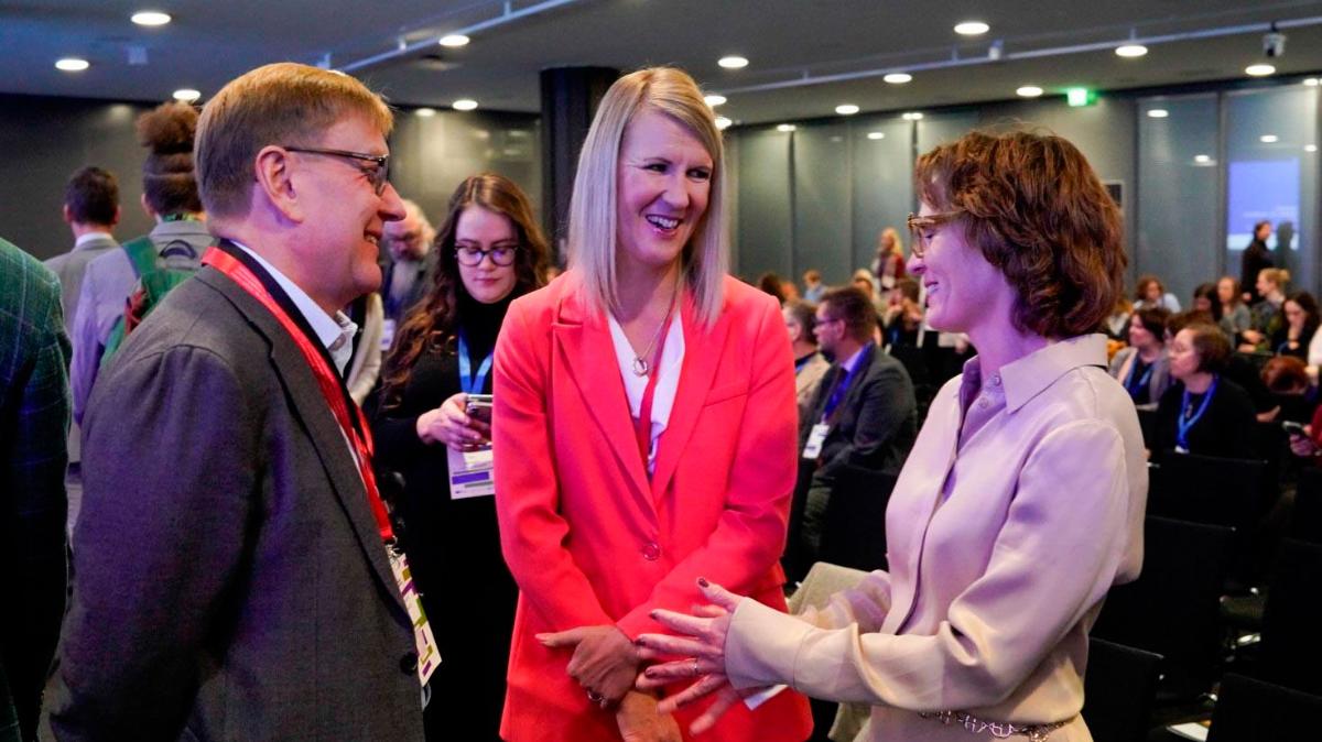 På bilden samtalar minister Multala med Atte Jääskeläinen och Jessica Roswall i ett mötesrum.