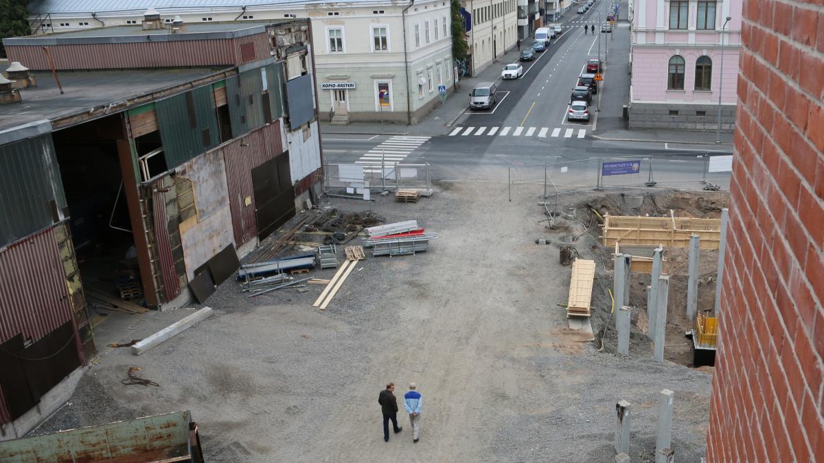 Leena Järvenrannan otos monikerroksellisesta kaupunkimaisemasta Porista.