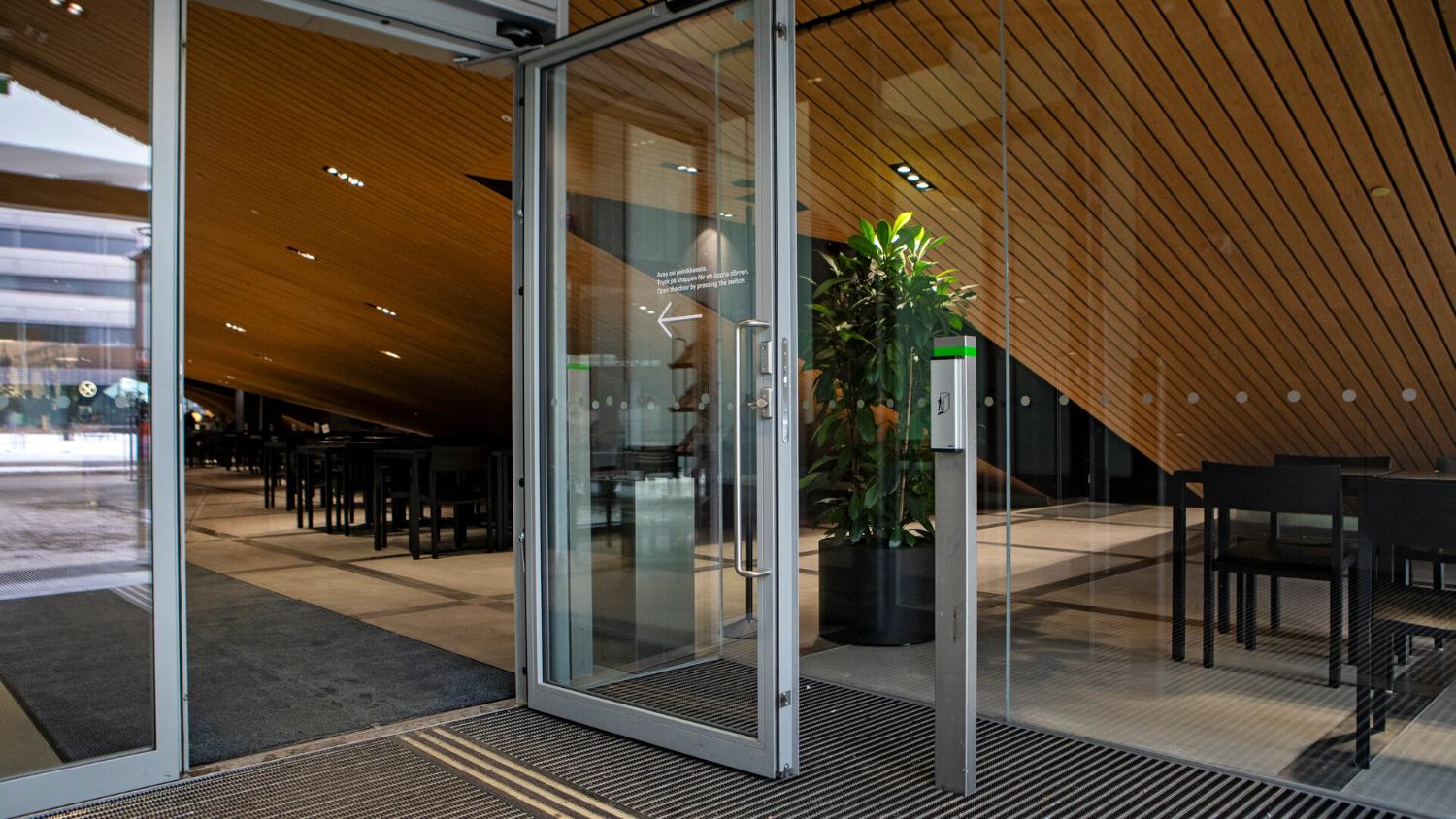 Julkisen tilan esteetön sisäänkäynti