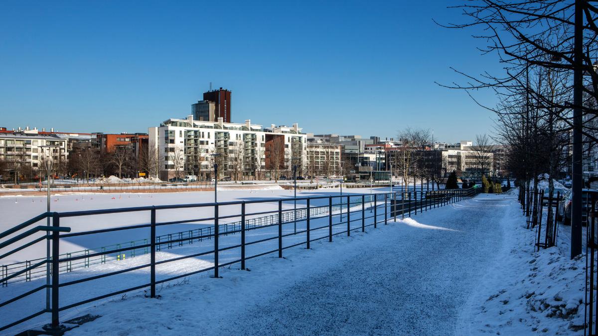 kerrostalot meren rannalla, kuva otettu sillalta