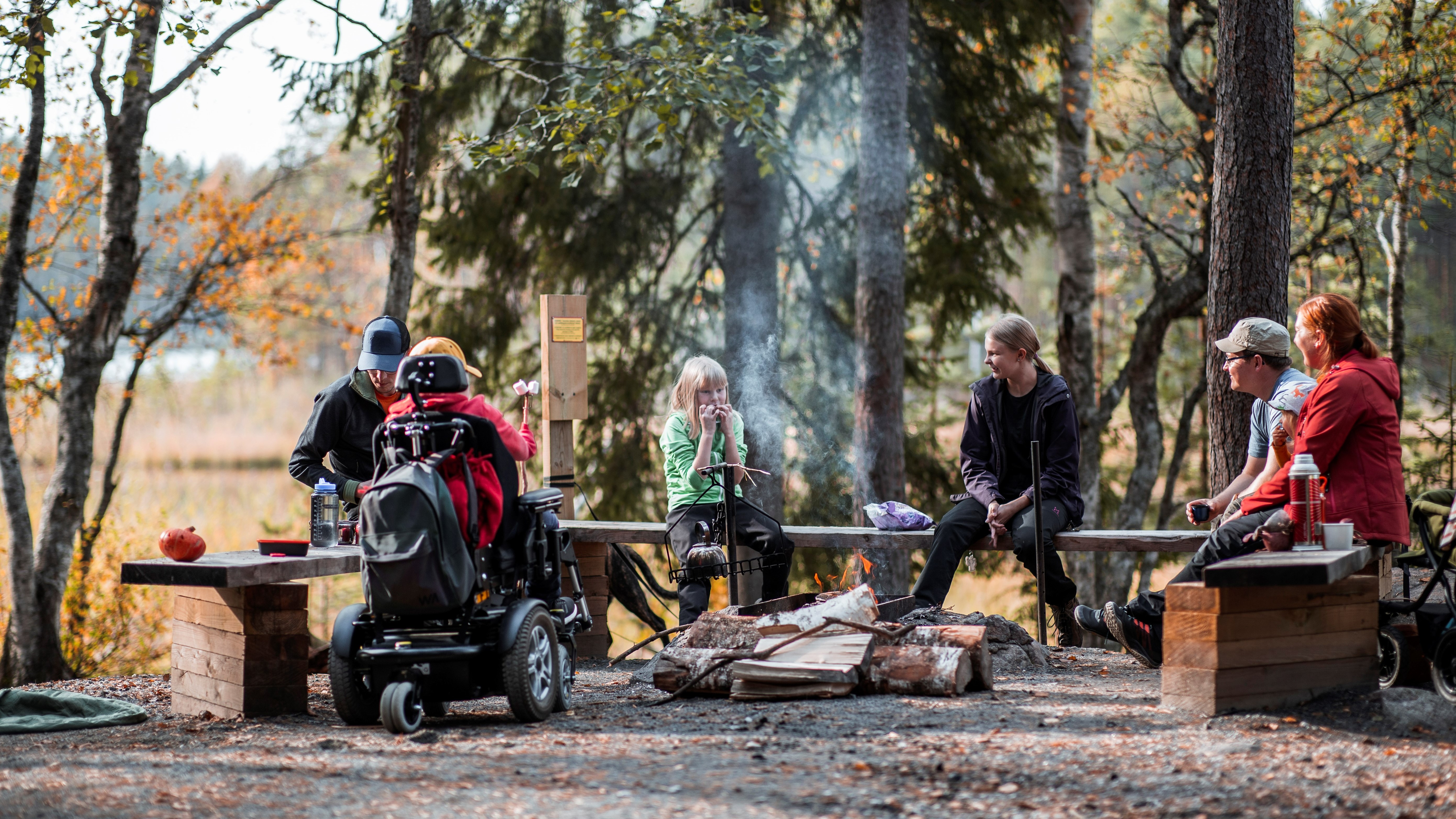 Ihmisiä nuotiopaikalla Liesjärvellä, kuva Maarit Vaahteranoksa, Metsähallitus