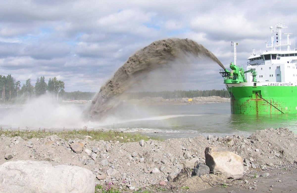 Merenpohjalta nostettua merihiekkaa käytettiin Vuosaaren sataman pohjan täyttöihin. Kuvassa hiekan kuljetukseen käytetty alus. Kuva: Paavo Lyytine
