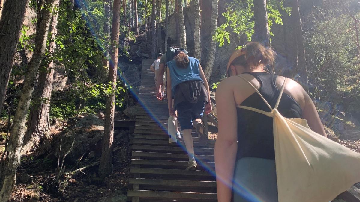 Retkeilijöitä kiipeämässä portaita Repoveden kansallispuistossa.