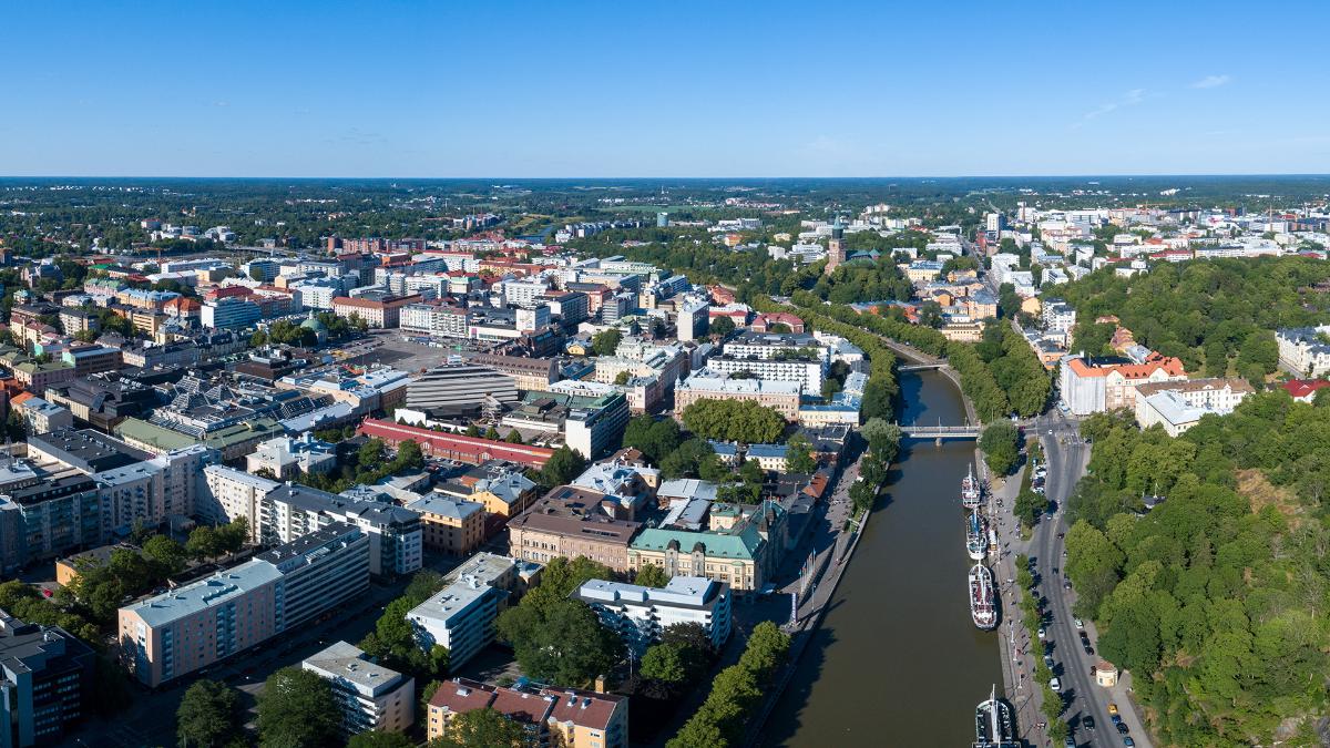 Kesällä otettu ilmakuva Turun kaupunkikuvasta.