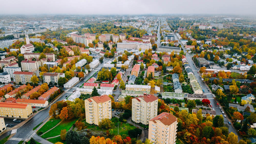 Ilmakuva Turusta, jossa näkyy liikennettä ja asutusta.