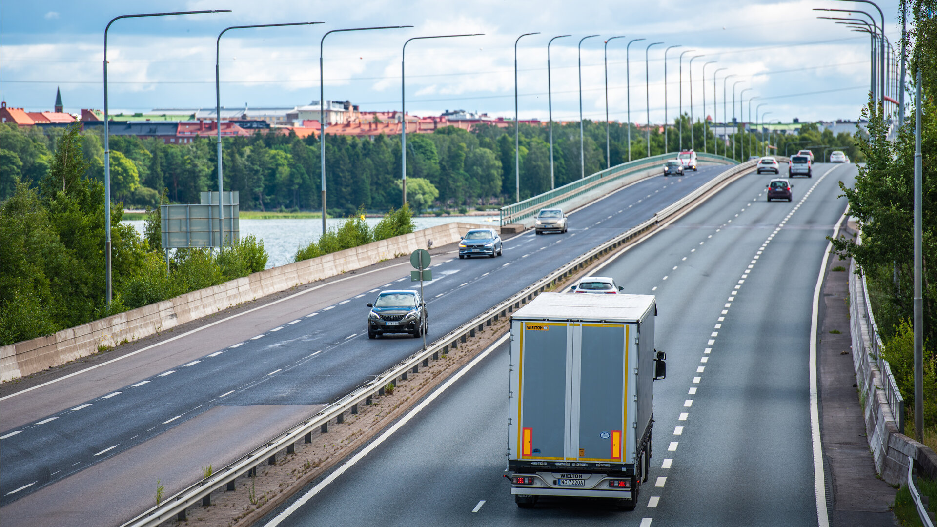 Kuvassa liikennettä maantiellä, useita autoja kuvassa